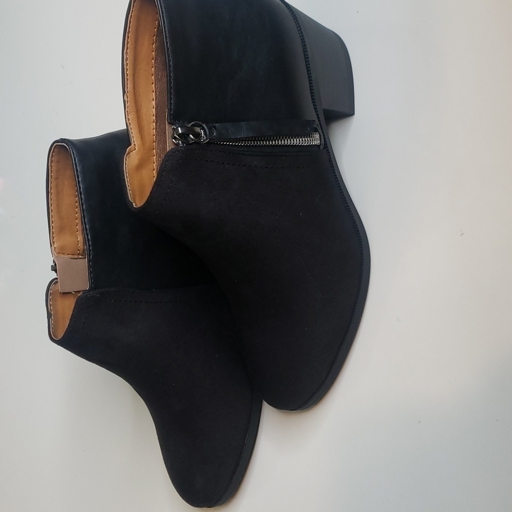 𝅺BLACK Zip Ankle Booties - Picture 2 of 11